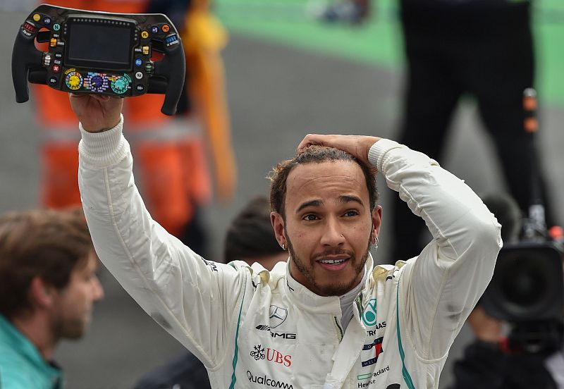 Hamilton saluda con el volante de su Mercedes en la mano tras proclamarse campeón del mundo por quinta vez.