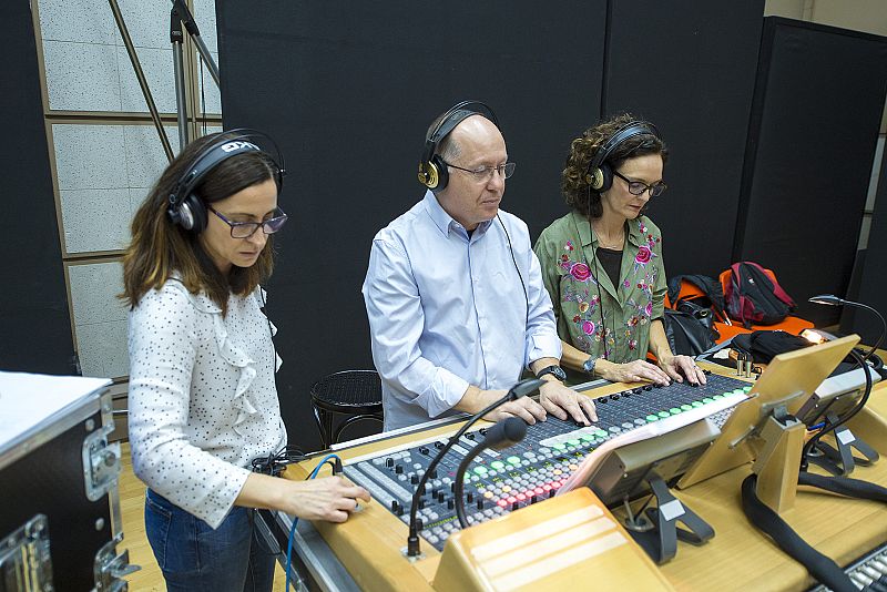 Mayca Aguilera, Benigno Moreno y Amparo Hernández, en un momento del ensayo.