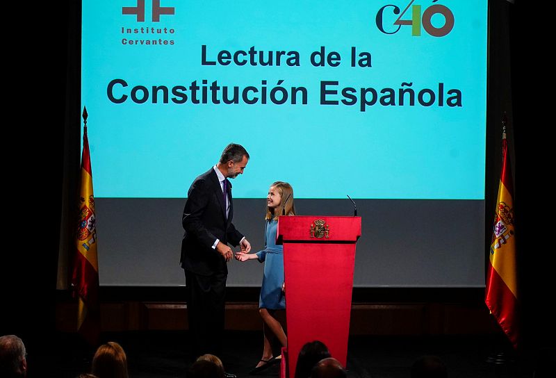 La princesa Leonor y el rey Felipe VI, en el estrado durante la lectura pública de la Constitución en la sede del Instituto Cervantes en Madrid. REUTERS/Juan Medina