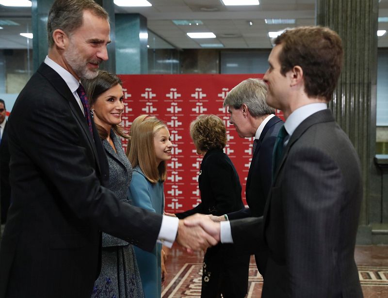 Pablo Casado, presidente del PP, saluda al rey Felipe VI en el acto de lectura de la Constitución en el Instituto Cervantes de Madrid. EFE/Ángel Díaz