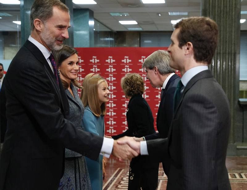 Pablo Casado, presidente del PP, saluda al rey Felipe VI en el acto de lectura de la Constitución en el Instituto Cervantes de Madrid. EFE/Ángel Díaz 