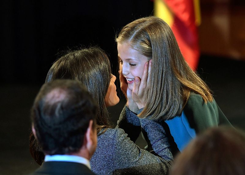 La princesa Leonor, con su madre, la reina Letizia, durante el acto de lectura de la Constitución en el Instituto Cervantes. Foto: OSCAR DEL POZO / AFP