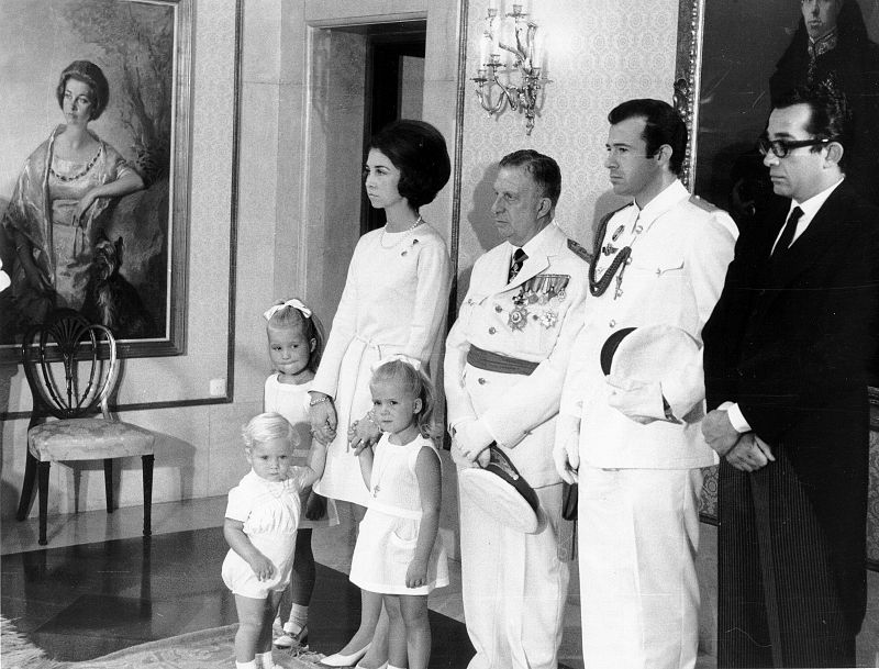 La reina Sofía, con sus tres hijos, Elena (i), Felipe y Cristina