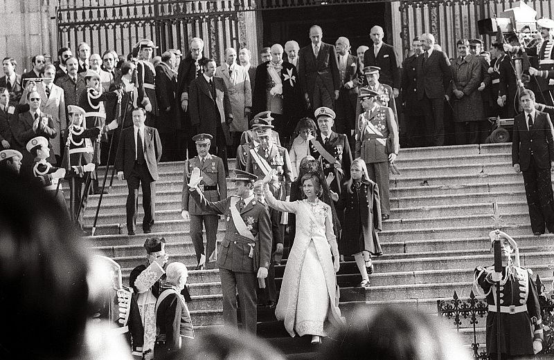 Los reyes Juan Carlos y Sofía, durante los actos de proclamación del monarca, el 27 de noviembre de 1975