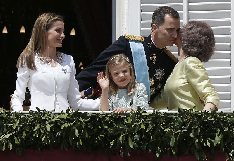 La reina Sofía junto al recién proclamado rey Felipe VI y la reina Letizia