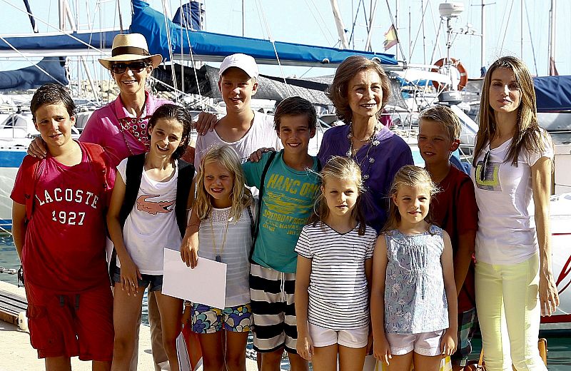 La reina Sofía con todos sus nietos en Palma de Mallorca en 2013