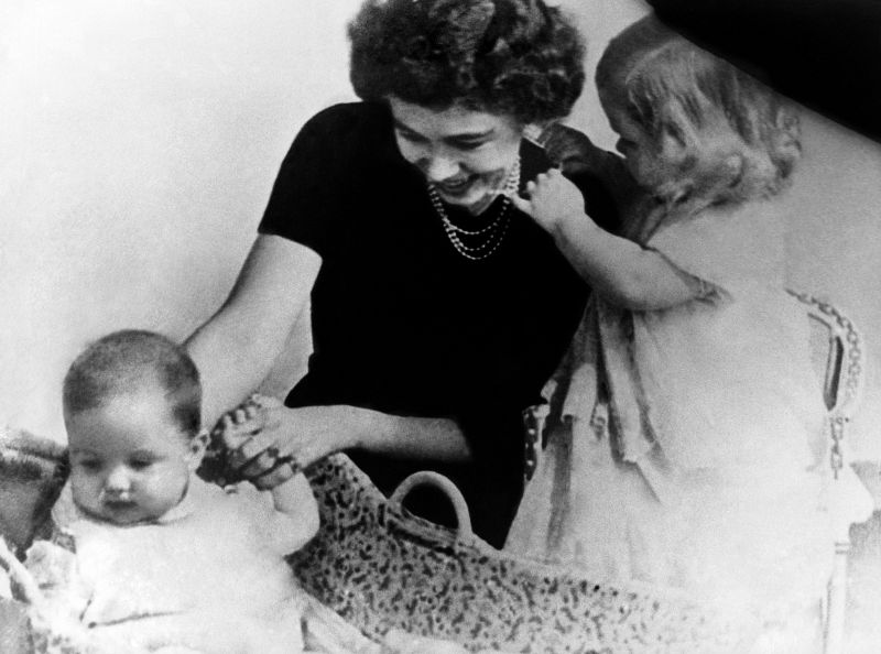 La reina Sofia, con dos años de edad, con su madre y su hermano, el príncipe Constantino