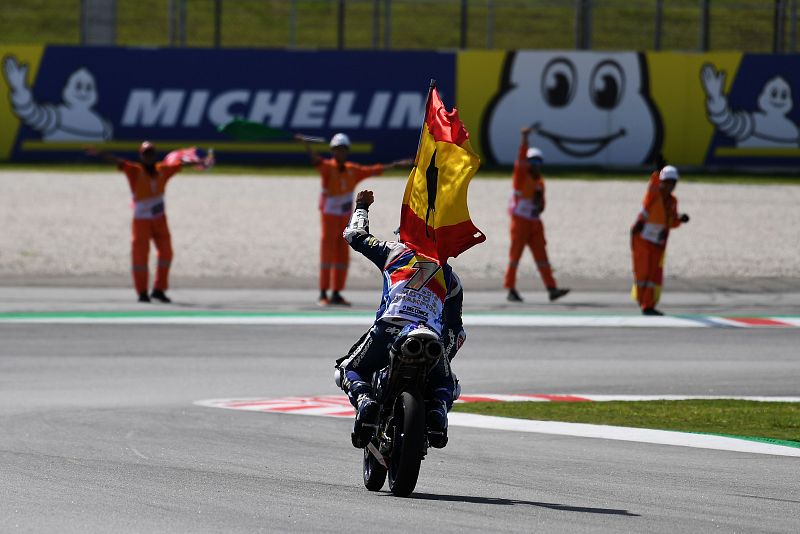 Jorge Martín celebra la victoria y el triunfo en el Mundial de Moto3 en el circuito malayo de Sepang.