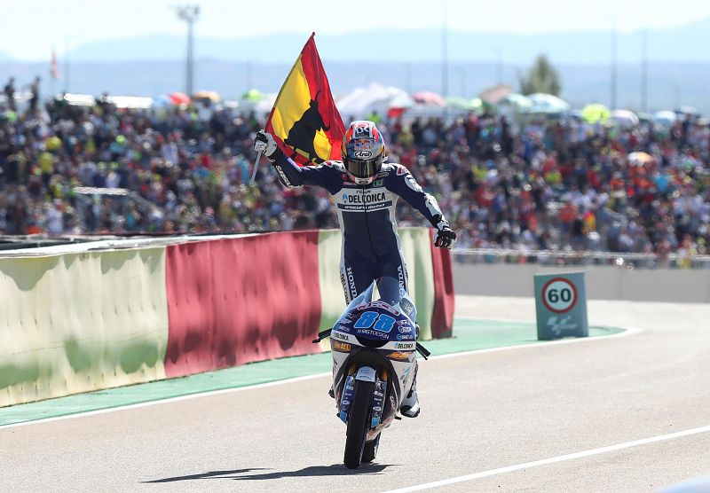 El piloto español Jorge Martín (Del Conca Gresini) celebra su victoria en la carrera de Moto3 del Gran Premio de Aragón.