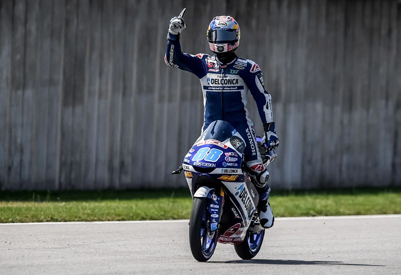 Jorge Martín pasea triunfal en el circuito de Sachsenring después de apuntarse el GP de Alemania.