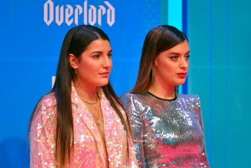 Las blogueras españolas Alba Paul Ferrer y Aida Domenech posan en la alfombra roja