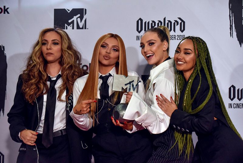 Las integrantes de la banda Little Mix, Jade Thirlwall, Jesy Nelson, Leigh-Anne Pinnock y Perrie Edwards, posan tras recibir el premio a Mejor Artista