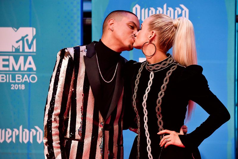 La cantante estadounidense Ashlee Simpson y el actor estadounidense Evan Ross a su llegada a la gala de entrega de los premios