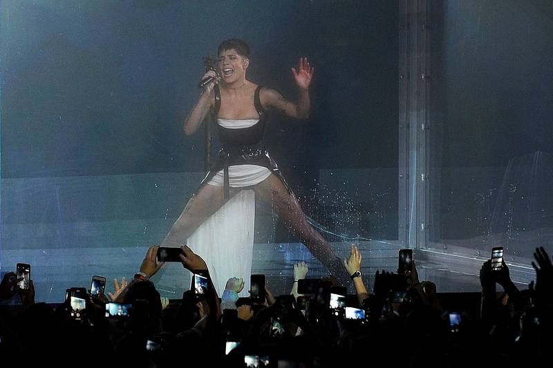 La cantante estadounidense Halsey durante su actuación en los EMAs 2018