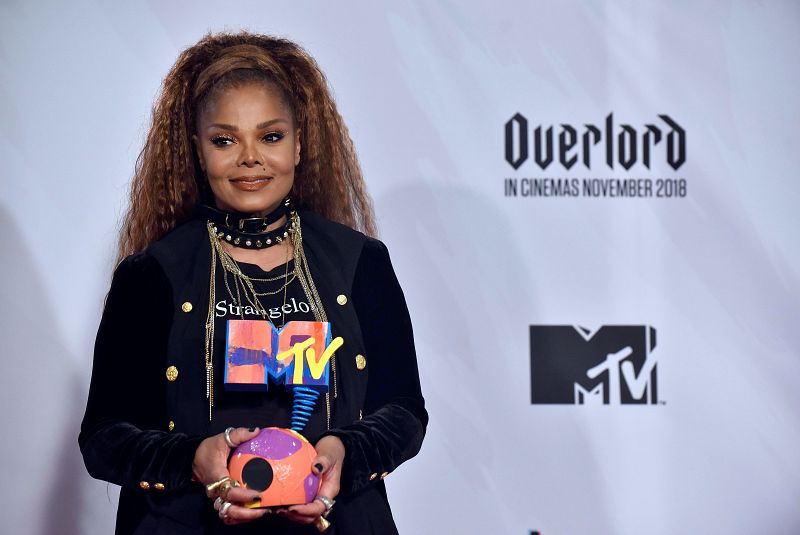 La cantante estadounidense Janet Jackson posa con el galardón Icono Global