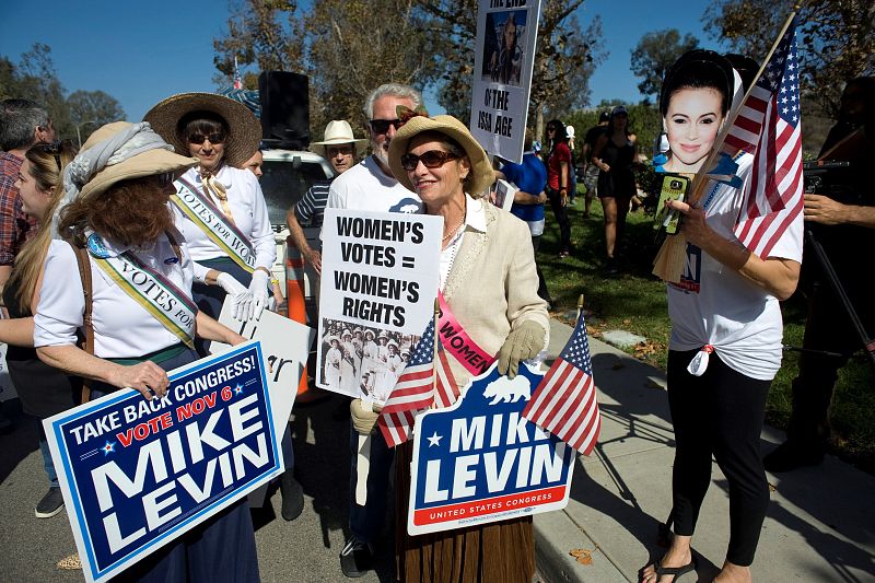 Mike Levin hace campaña para el Congreso de los Estados Unidos