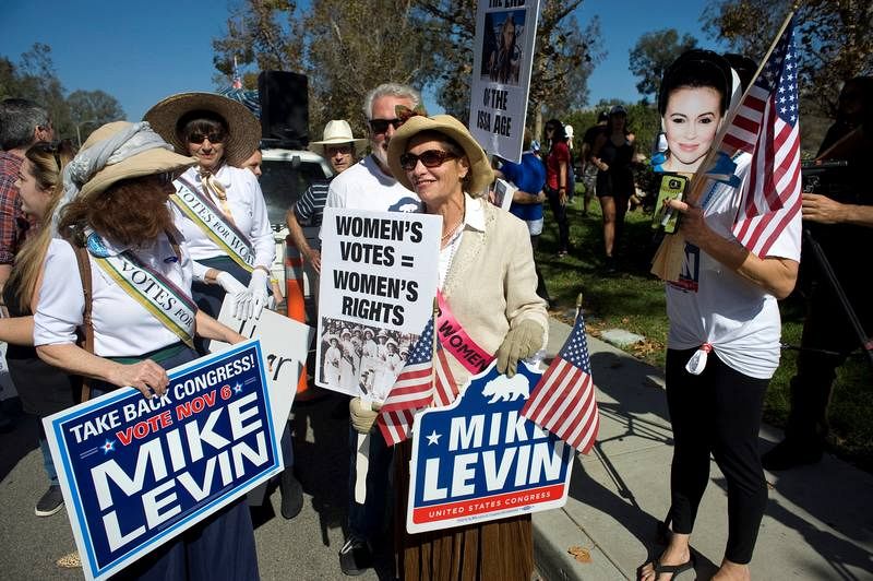 Mike Levin hace campaña para el Congreso de los Estados Unidos