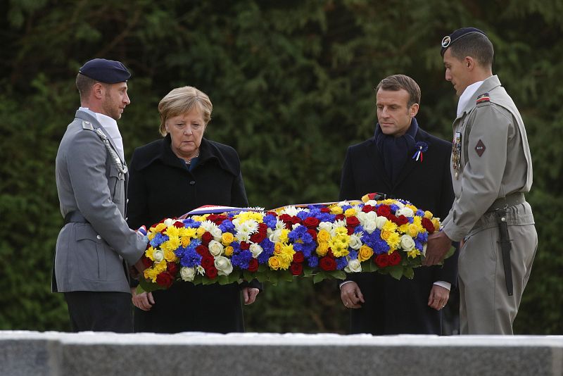 El presidente de Francia, Emmanuel Macron, y la canciller alemana, Angela Merkel, han protagonizado un histórico encuentro en Compiègne, donde Alemania y los aliados firmaron el armisticio que puso fin a la I Guerra Mundi