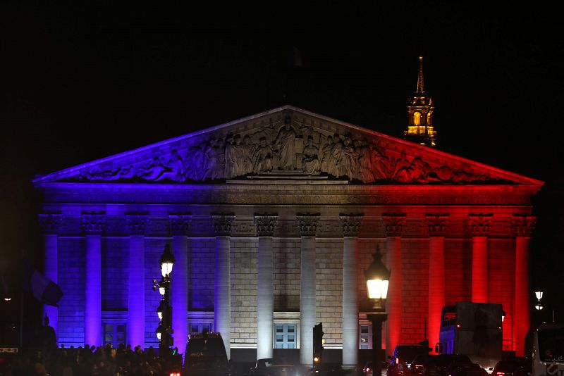 La Asamblea Nacional francesa iluminada con los colores de la bandera de Francia
