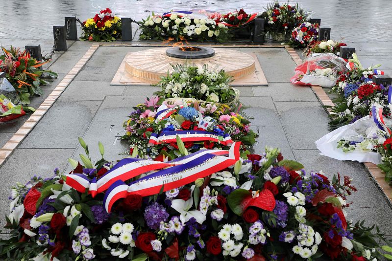 Tributo floral en la tumba al soldado desconocido en el Arco del Triunfo en París