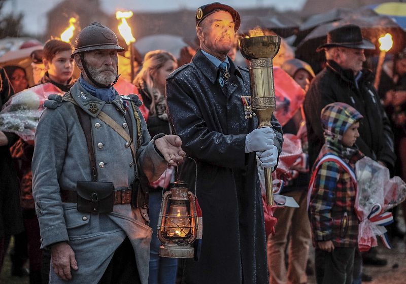 Un hombre viste el uniforme de un soldado francés de la I Guerra Mundial durante los actos conmemorativos del centenario del final de la contienda en Verdún