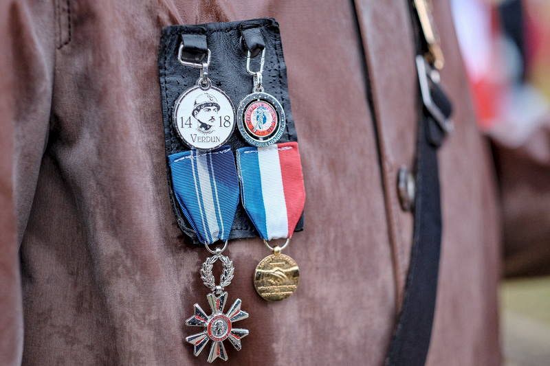 Un hombre porta medallas de guerra durante los actos conmemorativos del final de la I Guerra Mundial en Verdún