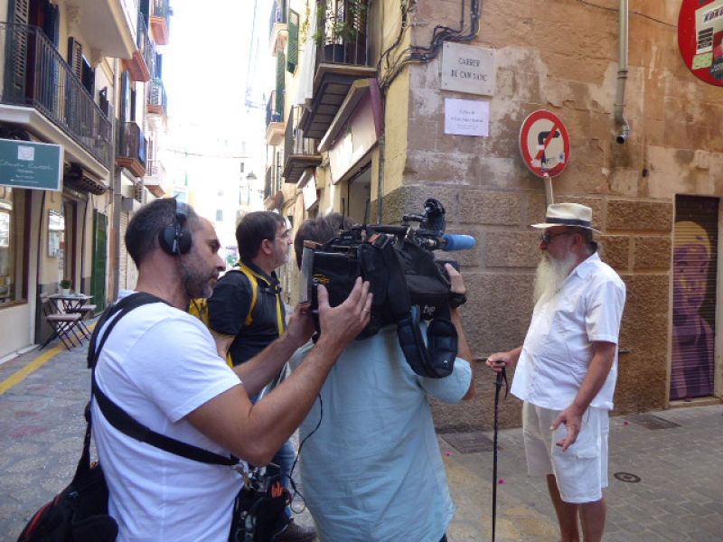 Por las calles del barrio de Canamunt con Manel Doménech