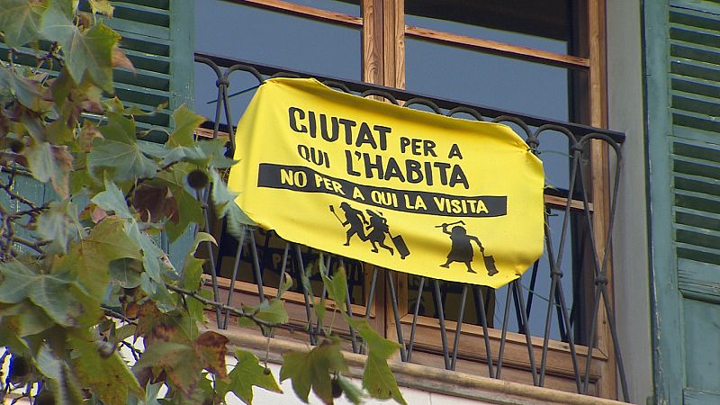 Algunos carteles contra la masificación turística