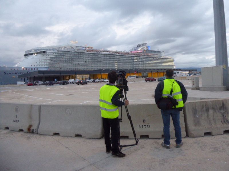 El 'Simphony of the Seas' atracado en el puerto