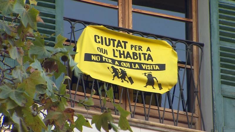 Algunos carteles contra la masificación turística