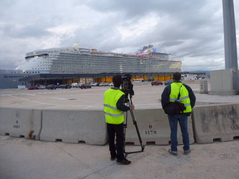 El 'Simphony of the Seas' atracado en el puerto