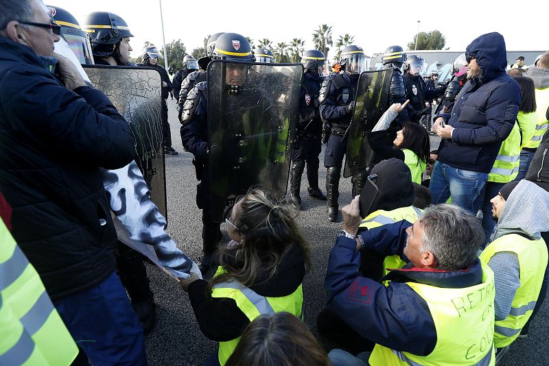 Una sentada en una carretera en Antibes