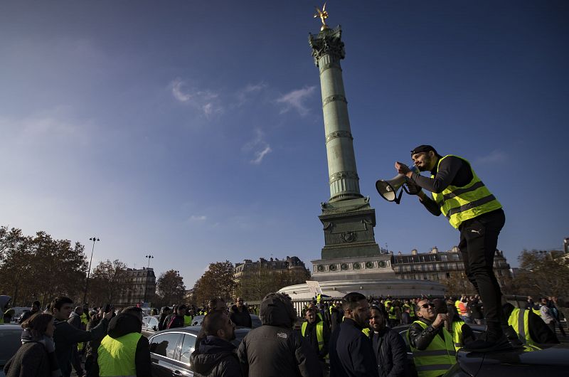 Un manifestante arenga a las personas congregadas en la plaza de la Bastilla en París