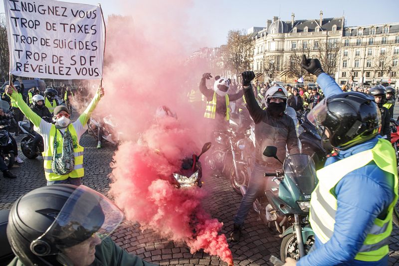 Motoristas protestan en los Campos Elíseos en París