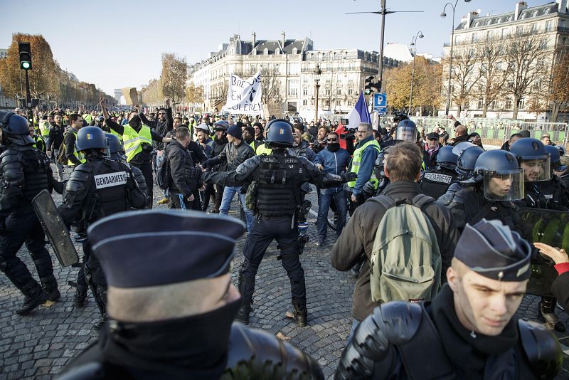 La policía intenta disolver una manifestación en los Campos Elíseos en París