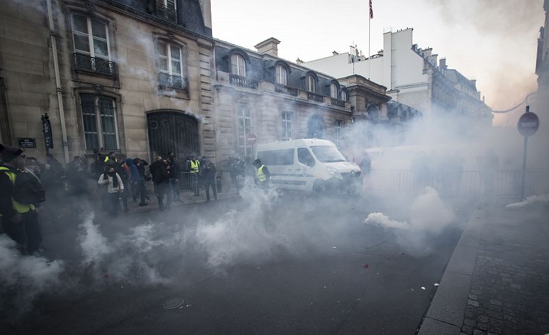 Una nube de gas lacrimógeno llena el aire en las inmediaciones del Palacio del Elíseo en París