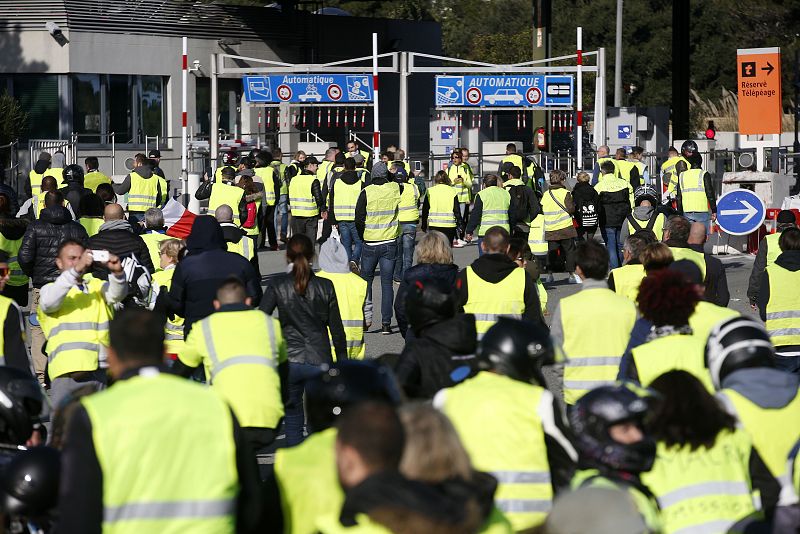 Un grupo de personas bloquea los accesos al peaje en una autopista en Antibes