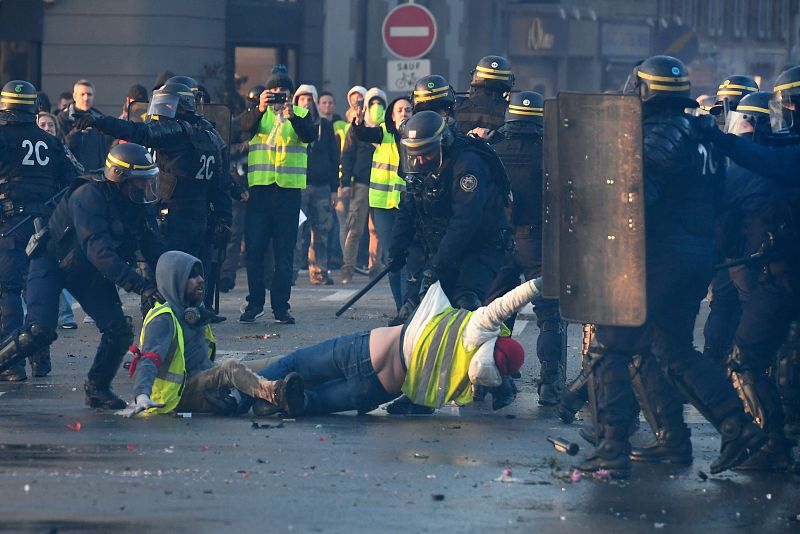 La policía usa la fuerza para retirar a un grupo de manifestantes de una calle en Quimper