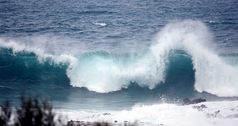 Las islas Canarias se encuentran en situación de alerta decretada por el Gobierno regional, con áreas en aviso naranja por parte de la Agencia Estatal de Meteorología por olas de hasta seis metros