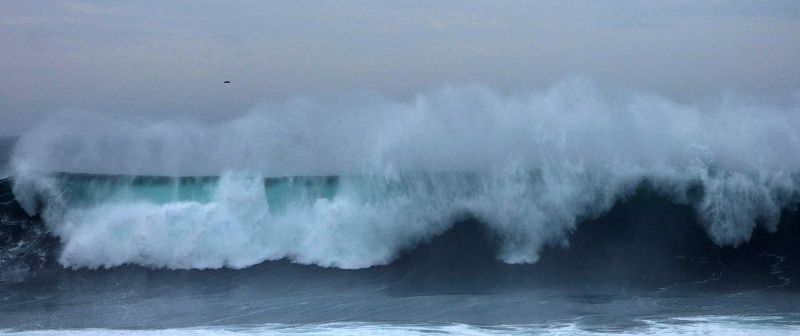 Una ola rompe contra la costa del concello coruñés de Camariñas