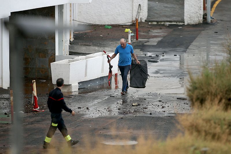 Varias familias han sido evacuadas del edificio El Roque en Mesa del Mar ya que el agua por el fuerte oleaje llegó a la segunda planta y rompió los cristales del primer piso