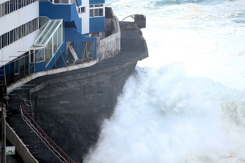 Varias familias han sido evacuadas del edificio El Roque en Mesa del Mar ya que el agua por el fuerte oleaje llegó a la segunda planta y rompió los cristales del primer piso