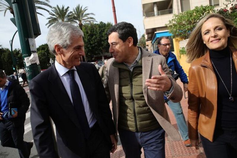 Juanma Moreno con el hijo de Adolfo Suarez