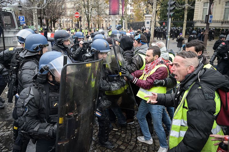 Un grupo de "chalecos amarillos" se enfrenta a la policía