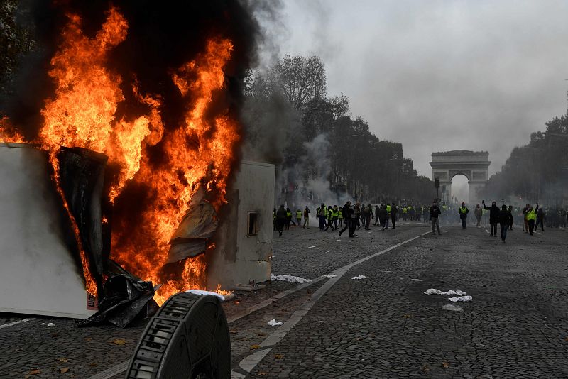 Un camión ardiendo en los Campos Elíseos