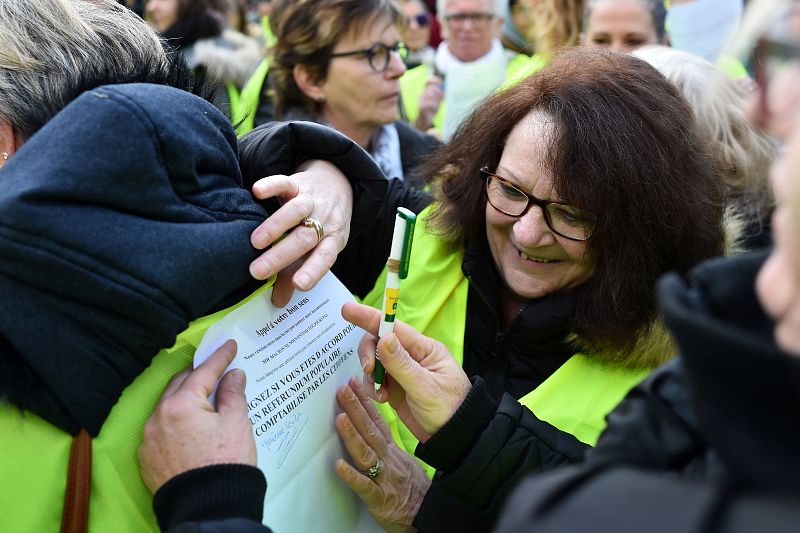 Los "chalecos amarillos" firman una petición popular para que se convoque un referéndum sobre la destitución del presidente de Francia