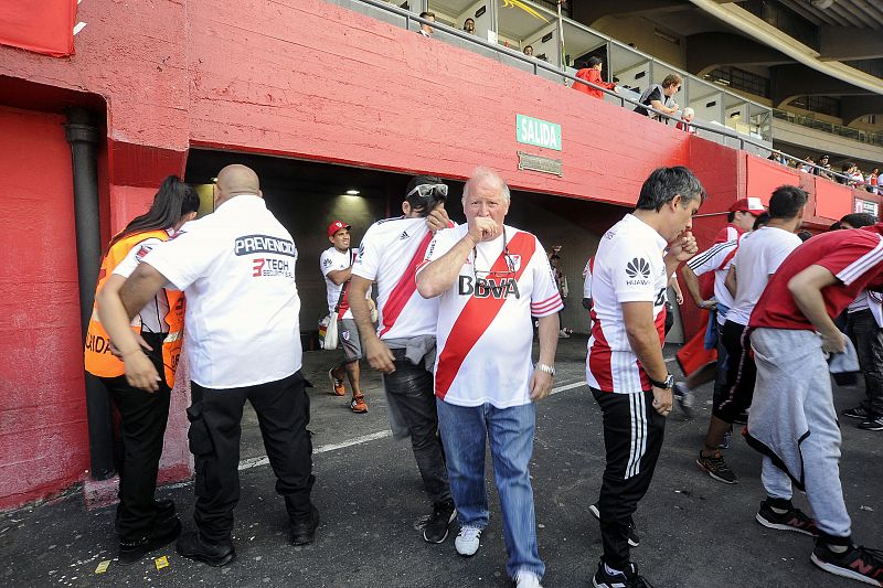 Aficionados de River, afectados por el lanzamiento de gases en el estadio Monumental