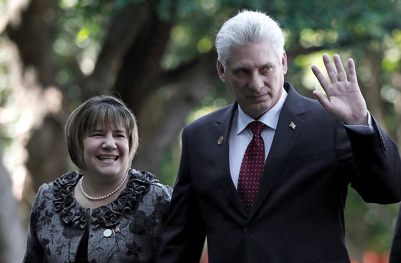 El presidente de Cuba, Miguel Diaz-Canel, y la primera dama, Liz Cuesta, llegan al Congreso para la investidura de Andrés Manuel López Obrador