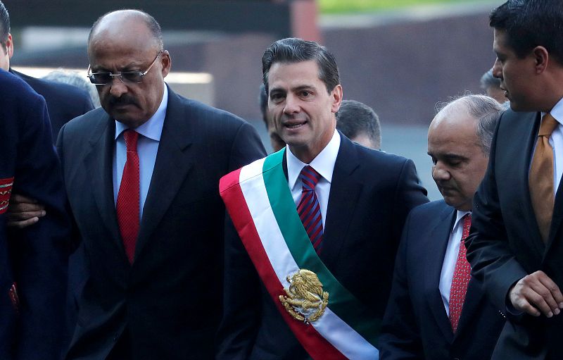 El presidente saliente de México, Enrique Peña Nieto, llega al Congreso para entregar la banda presidencial a su sucesor, López Obrador
