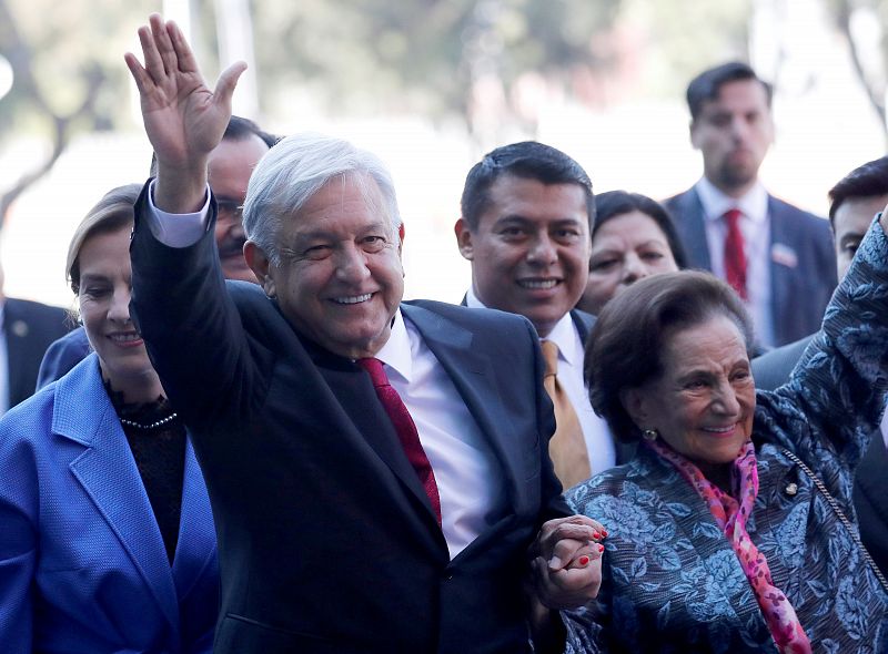 El presidente electo de México, Andrés Manuel López Obrador, llega al Congreso para su inauguración